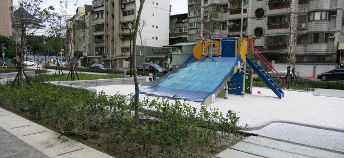 圖5.金杭公園多人使用溜滑梯