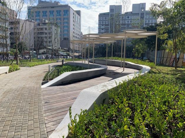 圖2. 整體鋪面、設施運用自然弧線呈現都市活力。