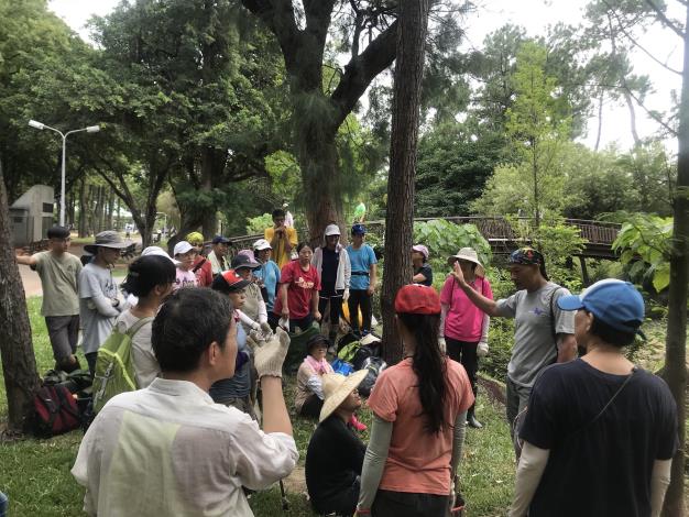 圖1.第一期志工進行棲地維護課程