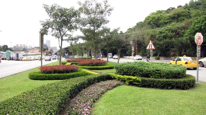 圖2. 辛亥隧道北側綠地，運用複層植栽種植手法增加景觀層次感.JPG