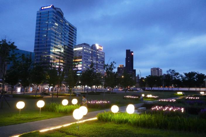圖7.夜晚燈光為廣場增添幾分吸引力