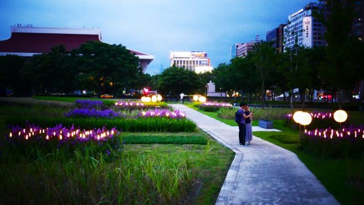圖6.夜晚造型燈光吸引民眾駐足拍照