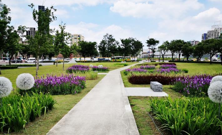 圖4.步道兩旁繽紛的植栽為綠地增添色彩