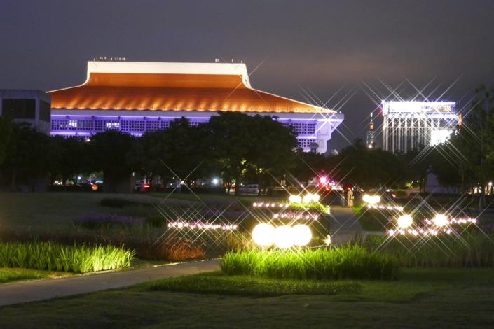 圖8.閃耀的燈光妝點夜晚的廣場
