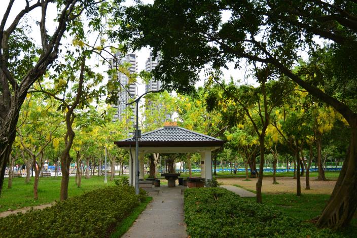 圖6.被阿勃勒圍繞的涼亭，彷彿藏在公園的一處仙境。.JPG