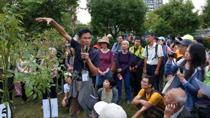 圖二、去年啄木鳥活動由大安森林公園之友基金會陳鴻楷副執行長帶領學員們了解防颱修