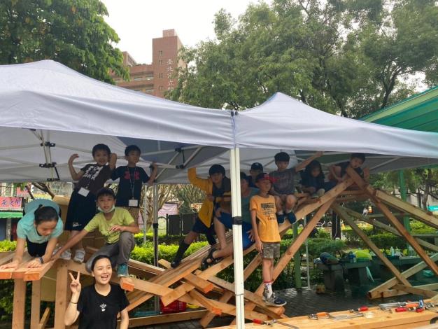 知行公園場次孩童在遮雨棚中打造屬於自己的關渡大橋造型滑梯