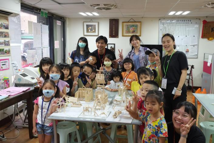 民生公園場次孩童手作模型完開心合照.JPG