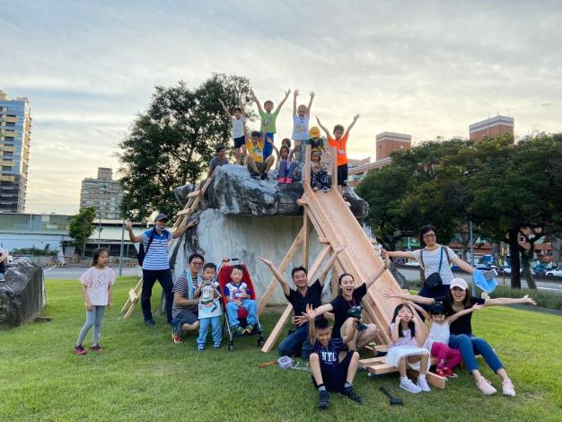福林公園場次，孩童利用現場大石頭組成一組相當好玩滑梯