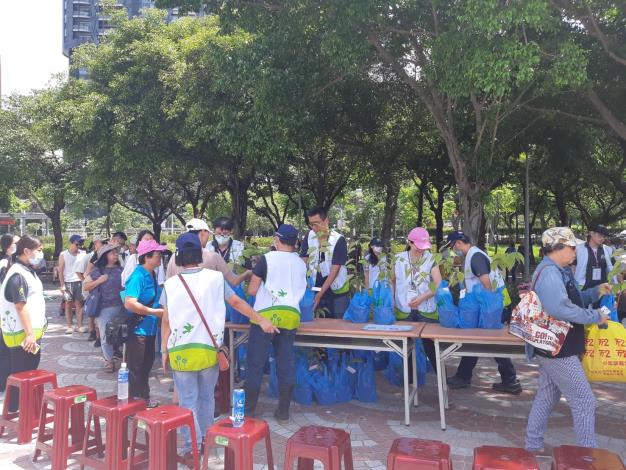 圖九_收獲滿滿民眾開心領取櫻花苗