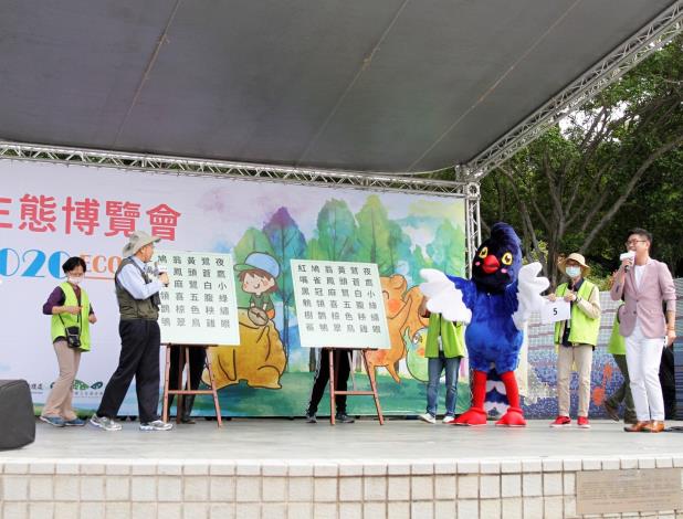 柯文哲市長與台灣藍鵲進行眼力大Pk
