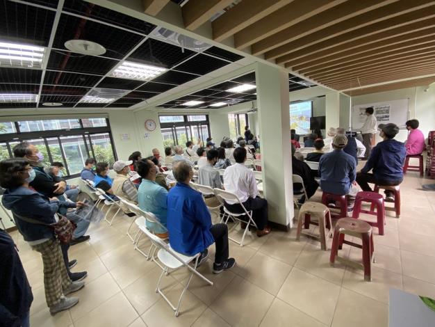 圖三 說明會民眾聆聽公園未來規劃