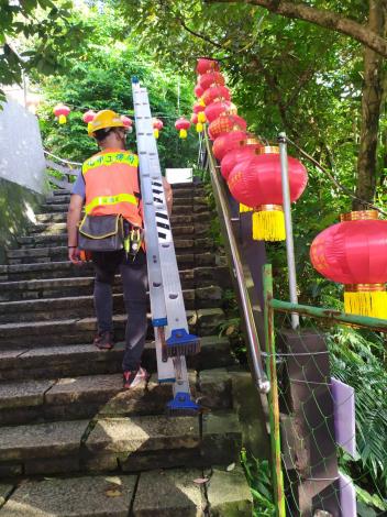 扛梯進入登山步道