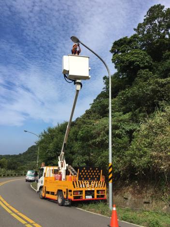 高空作業維修路燈