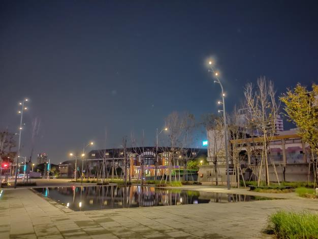 圖3.從行旅廣場往鐵道部望去的臺北夜景，充滿韻味。