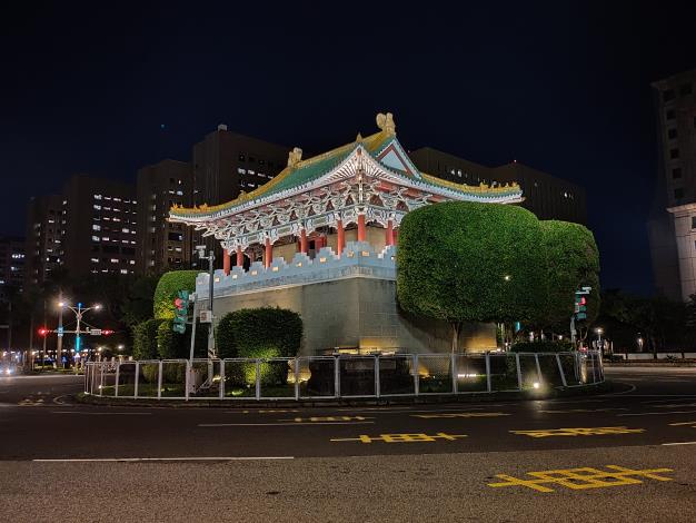圖7.行車經過臺北時，看看東門吧，是馬路上的亮點喔!