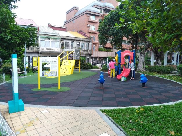圖6公園內隱藏一處秘密的「外星人基地」，外型就像飛碟頻道，適合親子共樂。
