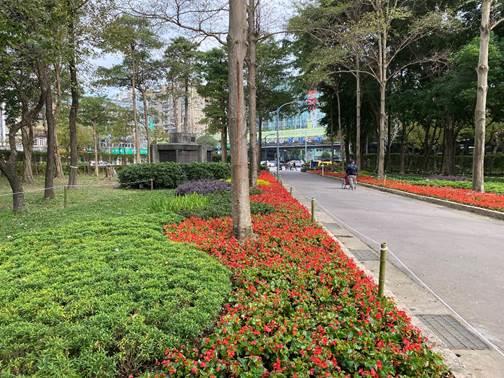 圖1.公園2號入口區以各色植栽及草花曲線交疊延伸，形塑迎賓大道的感受