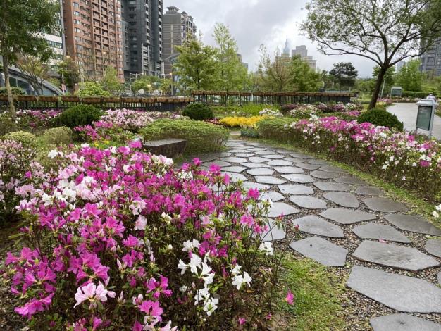 圖2. 捷運2號出口是充滿英式自然風格的花園
