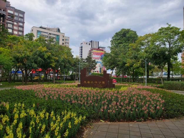 圖5：公園11號入口換新裝(金魚草)