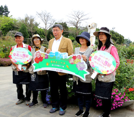圖2這群志工在督導和4位小老師的訓練下，全心投入玫瑰養育及修剪整枝作業，遊客參觀玫瑰園時，也提供熱情導覽，要給她們一個讚。