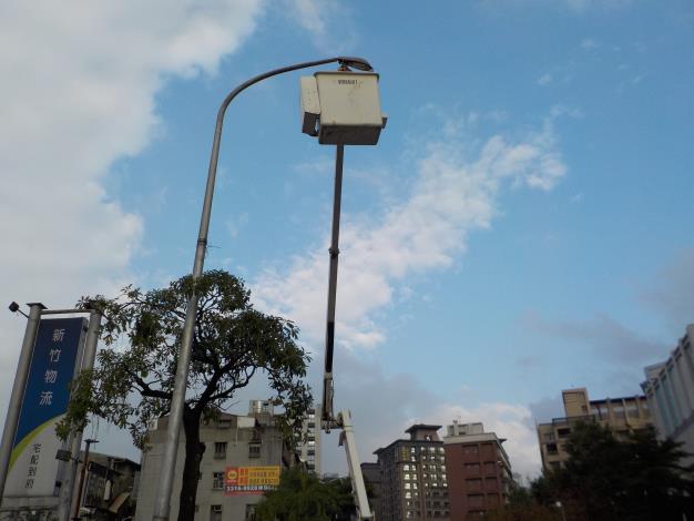 1高空作業維修路燈.JPG