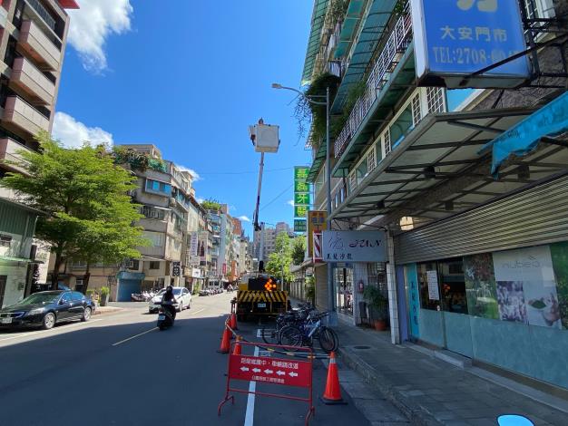 2高空作業維修路燈1