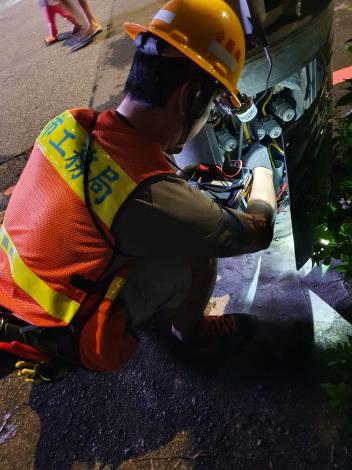 夜間維修路燈設施
