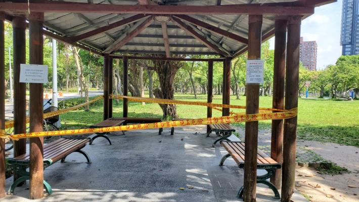 圖2.大安森林公園為避免人潮聚集風險，涼亭暫停開放至528