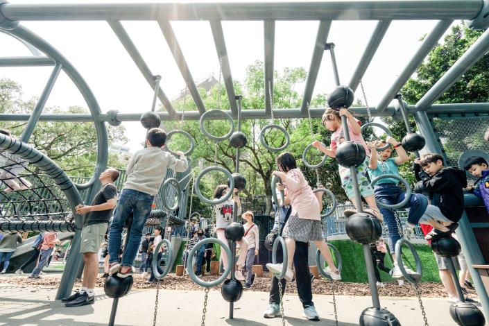 青年公園飛行探索遊戲場-球體加搖晃的圓環增加兒童挑戰難度