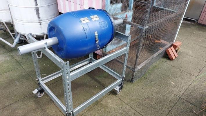 圖6 錦安區民活動中心屋頂菜園-黑水虻養殖桶
