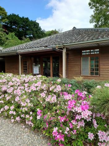 圖1綠化教室周邊栽種有臺北市市花「平戶杜鵑」，也是賞杜鵑花的熱門景點