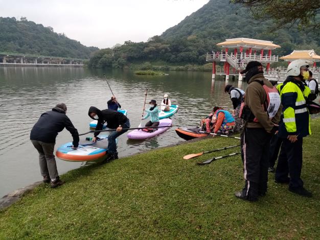圖：111年1月1日台灣開放水域聯盟未經許可於大湖公園划船，經駐警勸導上岸並裁罰。