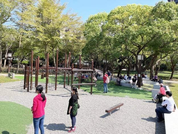 圖1.七虎公園-樹下空間變成民眾活動與休憩空間.JPG