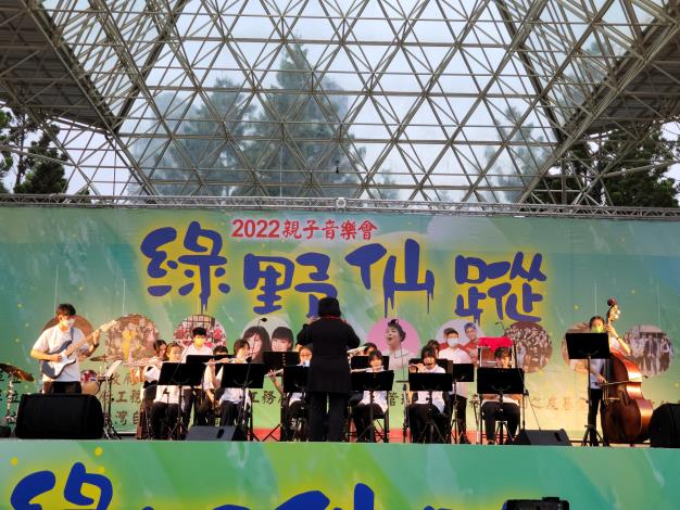 圖十三、臺北市立民生國中樂團譜出美妙的音符