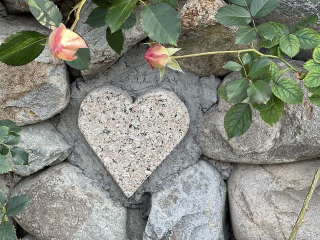 圖19、祕密花園石牆上的愛心石等你來發現