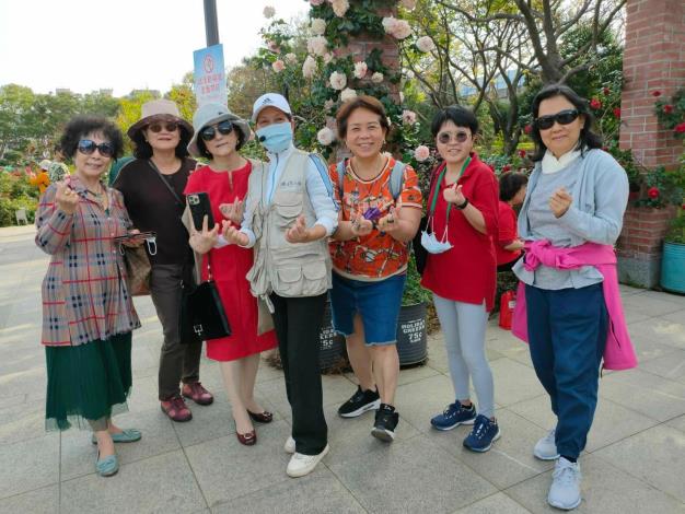圖4、定時導覽志工帶大家深入了解臺北玫瑰園，解說玫瑰小知識，全程參與導覽的民眾也有機會將小獎品帶回家。