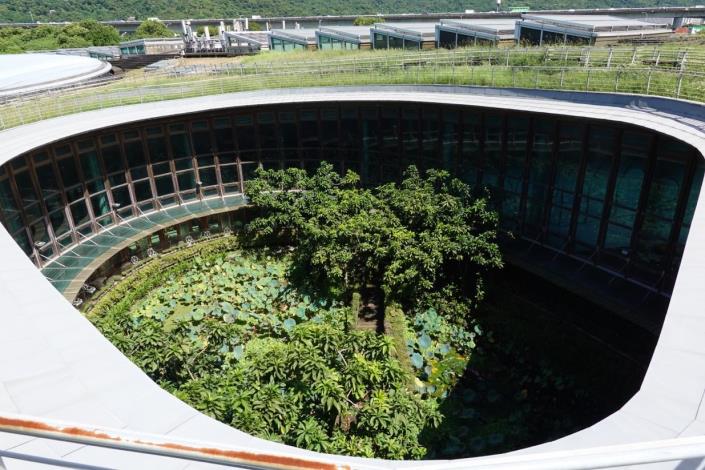 圖1、鑽石級綠建築的臺北典藏座落在新生公園裡，鄰近市區，便民前往學習綠色知識。