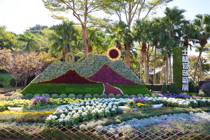 圖1.呼應主題「菊藝生活」以植生牆及綠雕手法，創造「美麗印象」展區 ，帶領大家走入菊花博覽會