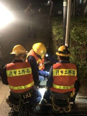 夜間群策群力搶修路燈