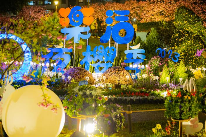 2023年樂活夜櫻季-樂活公園入口處燈飾設計