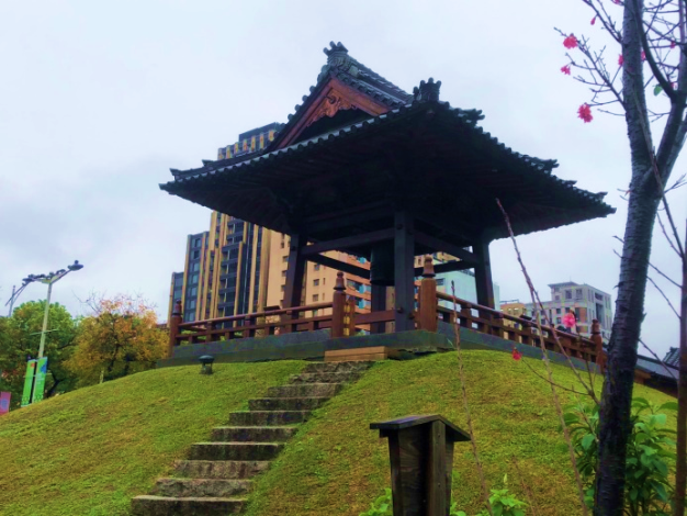 (圖片2)西本願寺鐘樓旁櫻花含苞待放