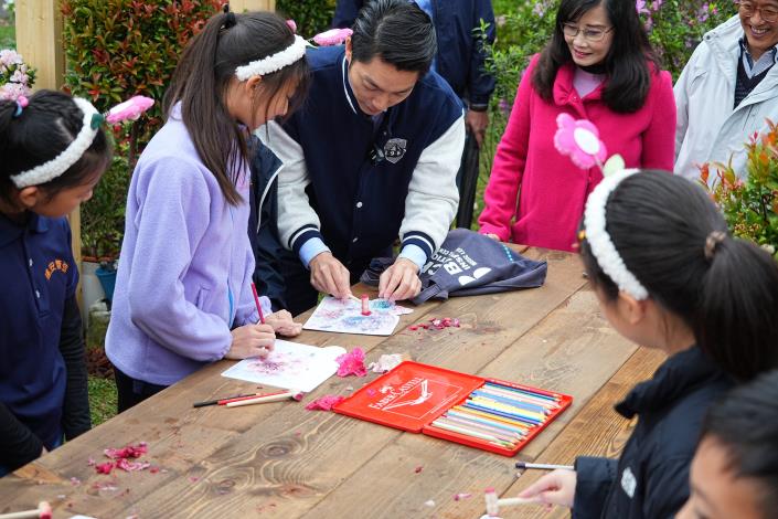 圖6-蔣市長與臺北市建安國小學生一同進行敲花體驗.JPG