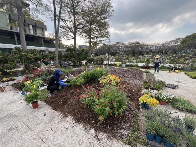 圖1「園藝植物佈展區」，由負責育種家花園養護的楊秉澈技工，以英式庭園為構思一手打造而成的展區。