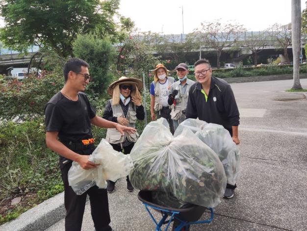 圖14 五彩玫瑰園小老師和志工團隊忙碌一下午，才將修剪工作告一段落。