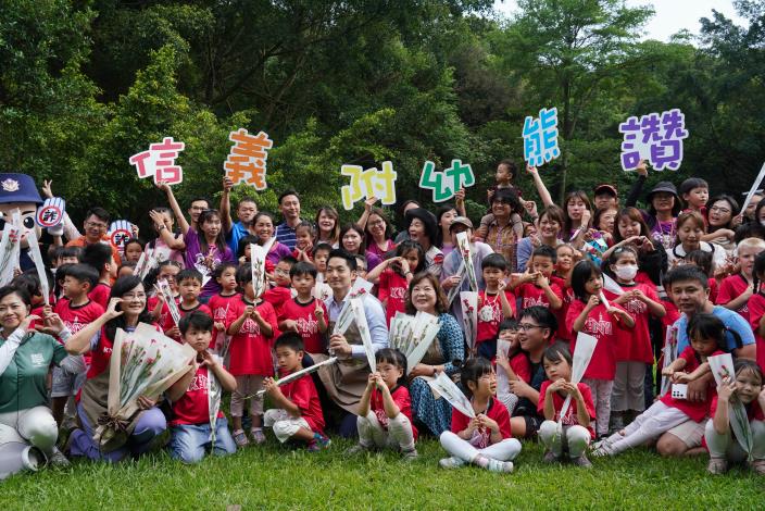 圖16 與信義國小附幼小朋友大合照