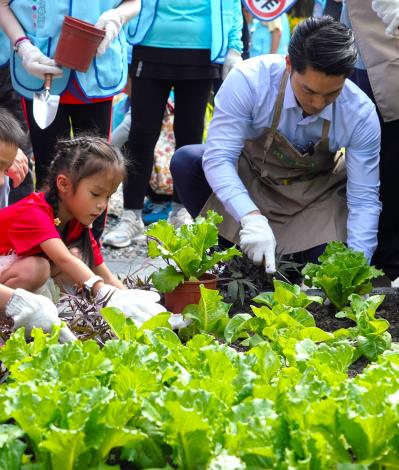 圖5 市長與信義附幼小朋友一同體驗種菜的樂趣