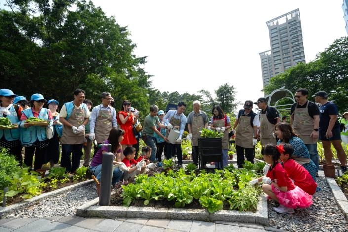 圖8 市長種下象徵希望與永續的菜苗，與民眾一起澆水期待菜園豐收