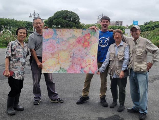 圖19外籍畫家Kevin肯定臺北玫瑰園是世界最美的花園。