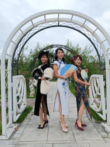 圖17臺北玫瑰園絕美的花海，吸引許多女性來訪拍下迷人的身影。
